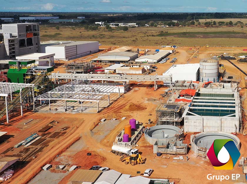 Visão aerea da estação de tratamento de água e efluentes, em etapa de implantação, de indústria.